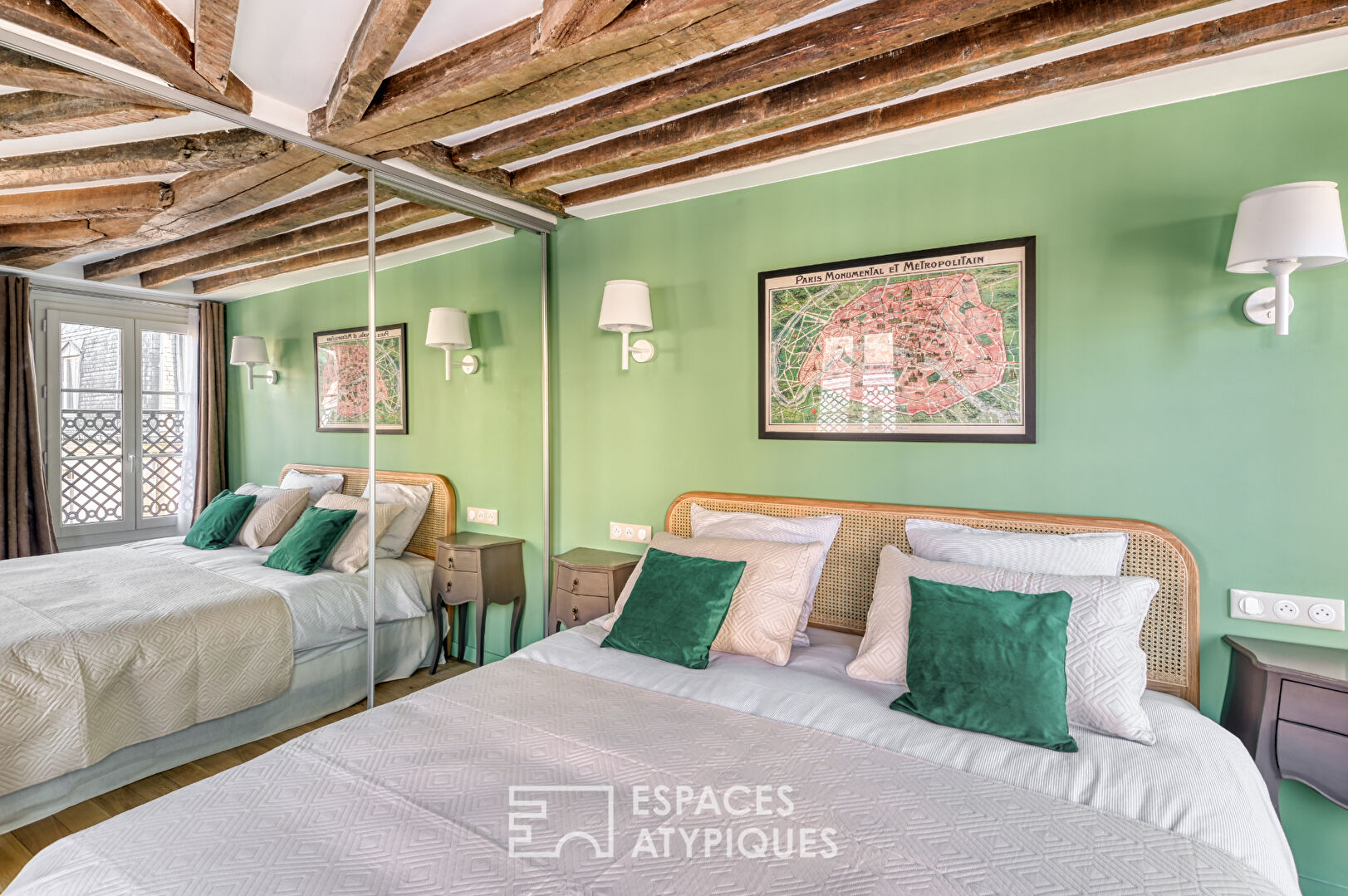 Appartement rénové avec balcon filant au coeur du Marais historique