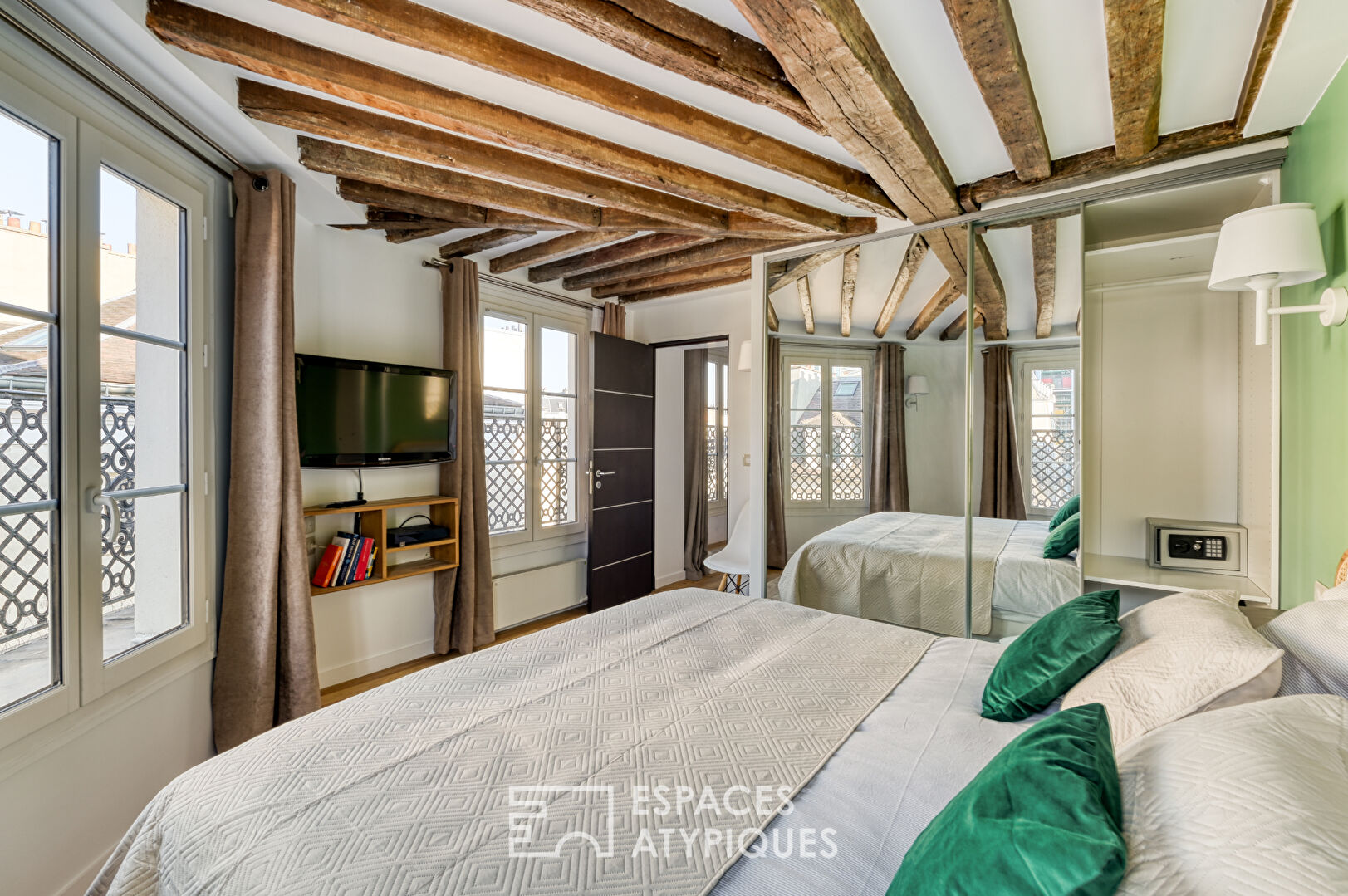 Appartement rénové avec balcon filant au coeur du Marais historique