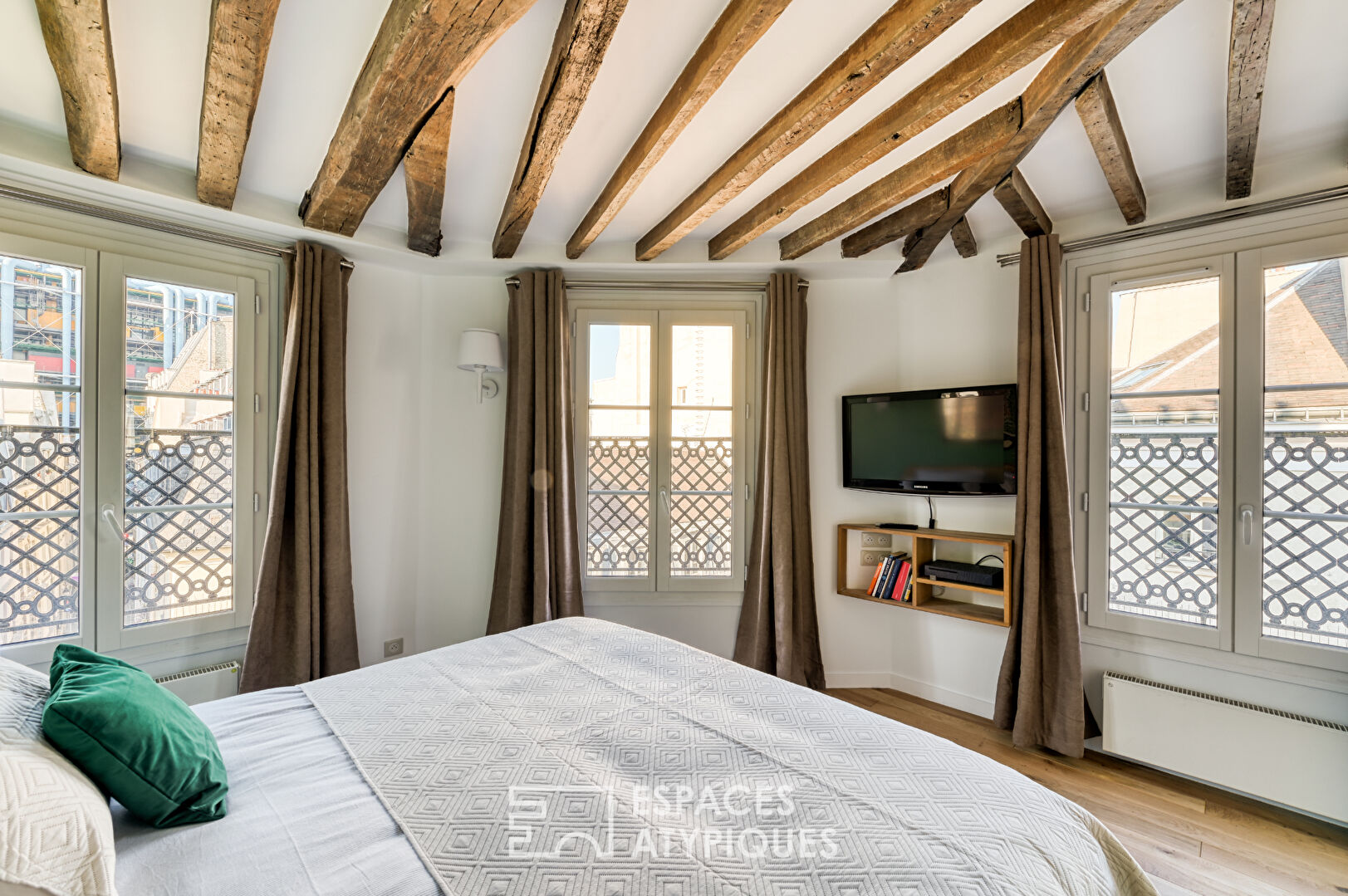 Appartement rénové avec balcon filant au coeur du Marais historique