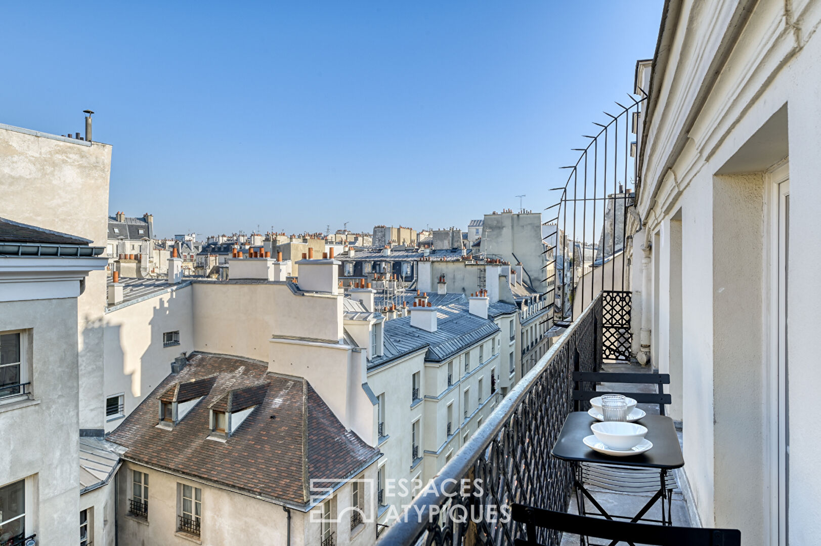 Appartement rénové avec balcon filant au coeur du Marais historique