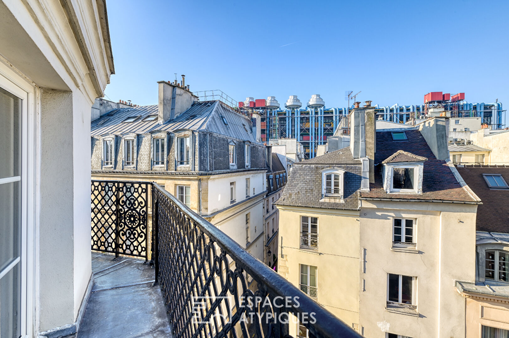 Appartement rénové avec balcon filant au coeur du Marais historique