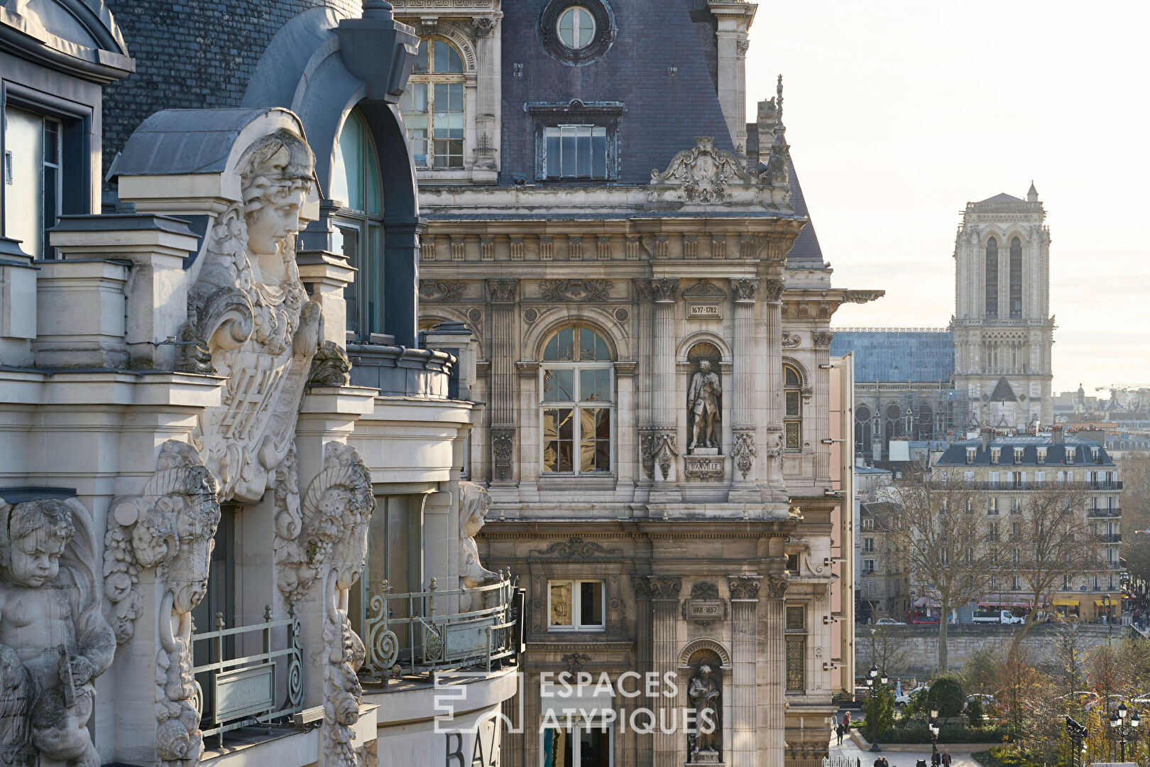 Appartement à l’esprit maison avec vue sur l’Hôtel de Ville et Notre Dame