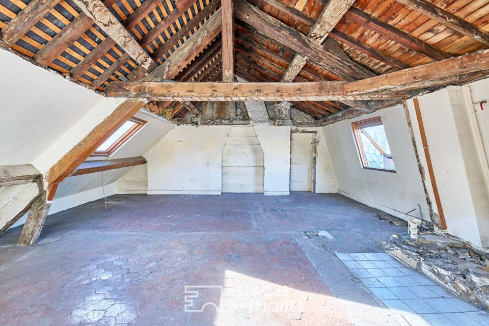 Un appartement d'artiste à réinventer, à deux pas de la Place des Vosges et du village Saint-Paul