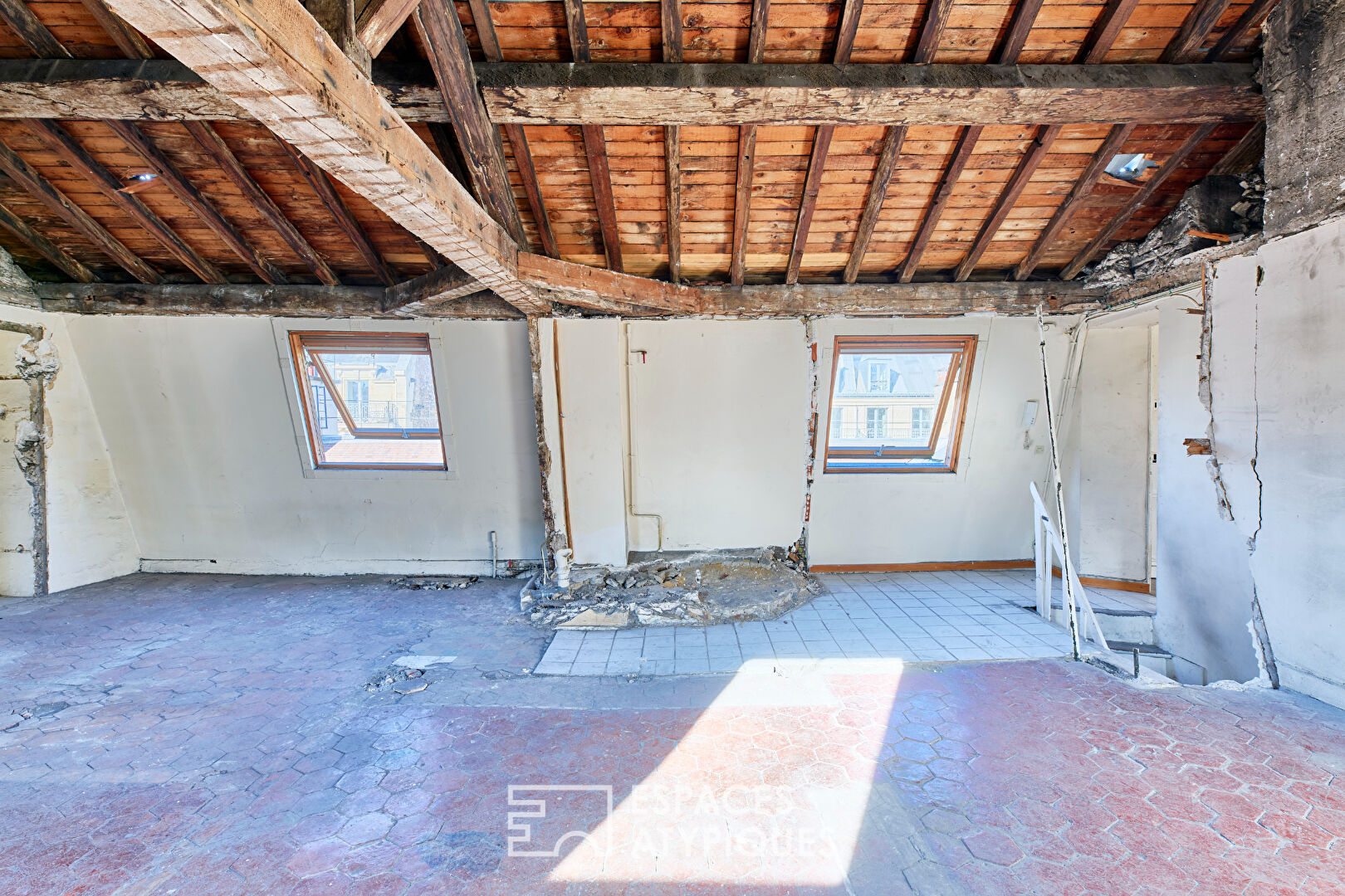 Un appartement d&rsquo;artiste à réinventer, à deux pas de la Place des Vosges et du village Saint-Paul