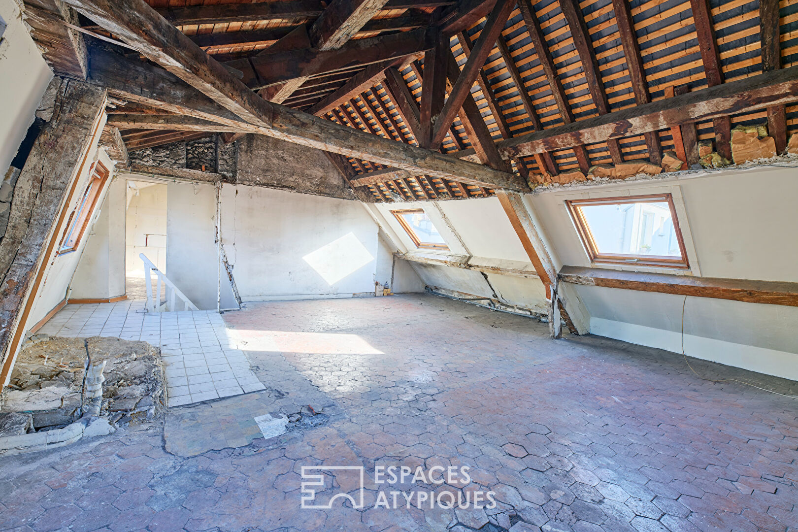 Un appartement d&rsquo;artiste à réinventer, à deux pas de la Place des Vosges et du village Saint-Paul