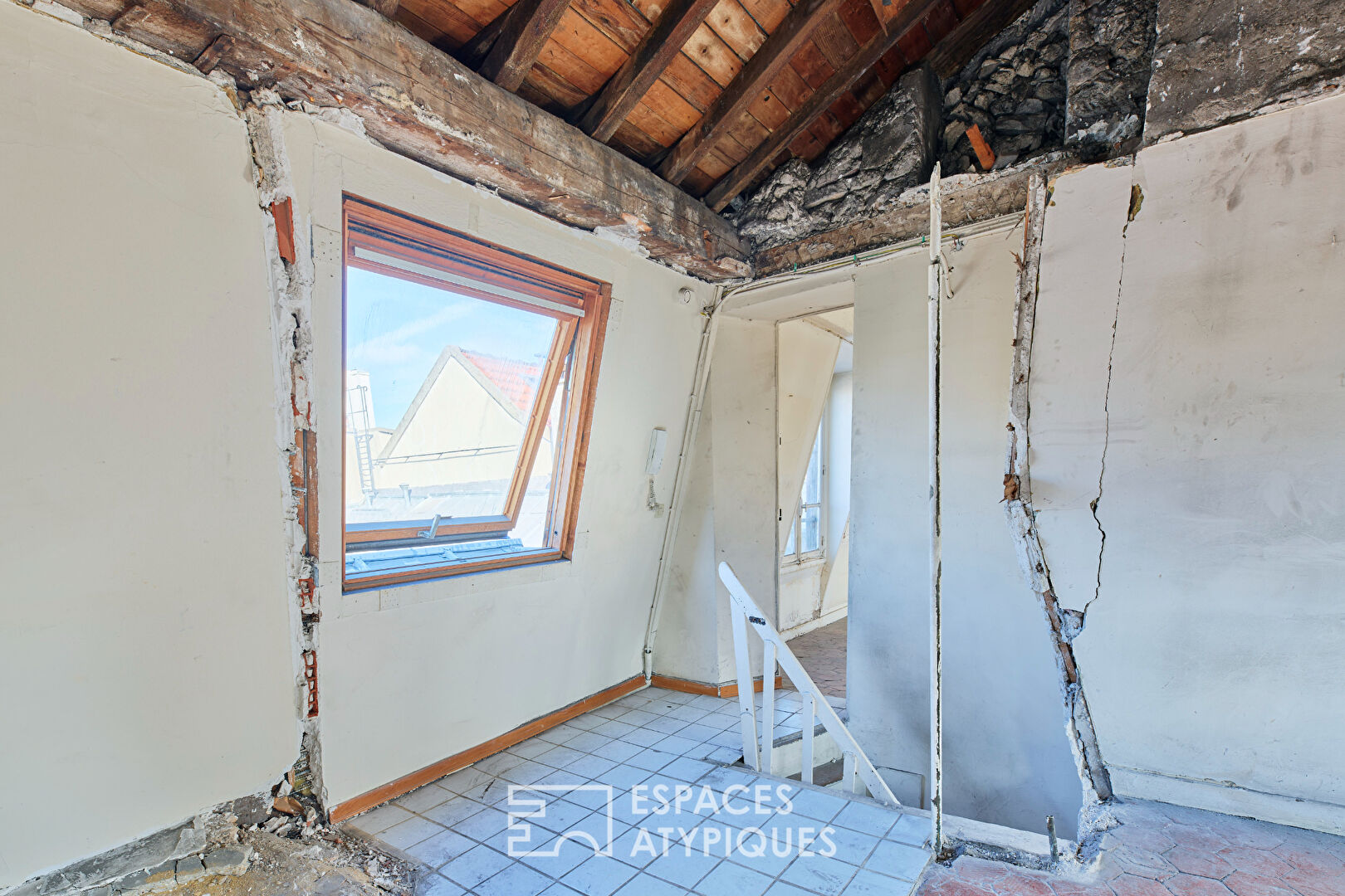 Un appartement d&rsquo;artiste à réinventer, à deux pas de la Place des Vosges et du village Saint-Paul