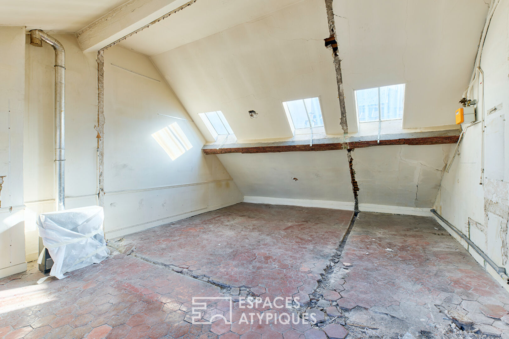 Un appartement d&rsquo;artiste à réinventer, à deux pas de la Place des Vosges et du village Saint-Paul