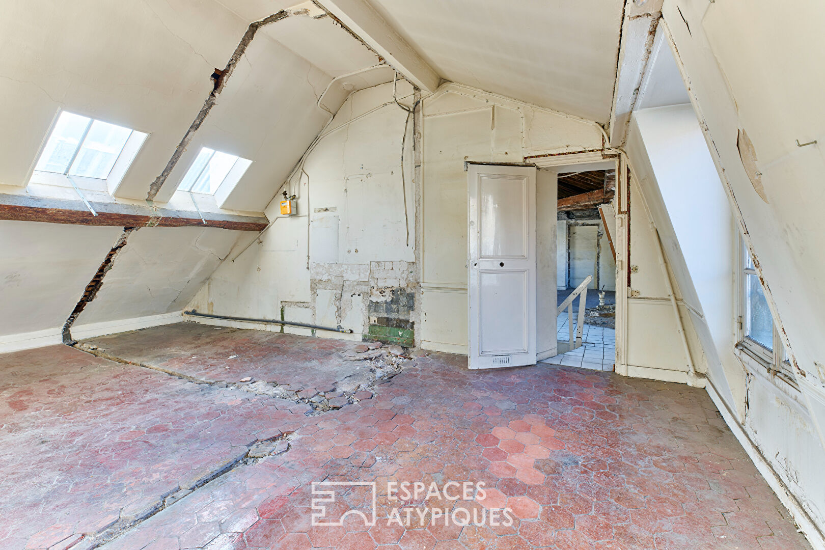 Un appartement d&rsquo;artiste à réinventer, à deux pas de la Place des Vosges et du village Saint-Paul