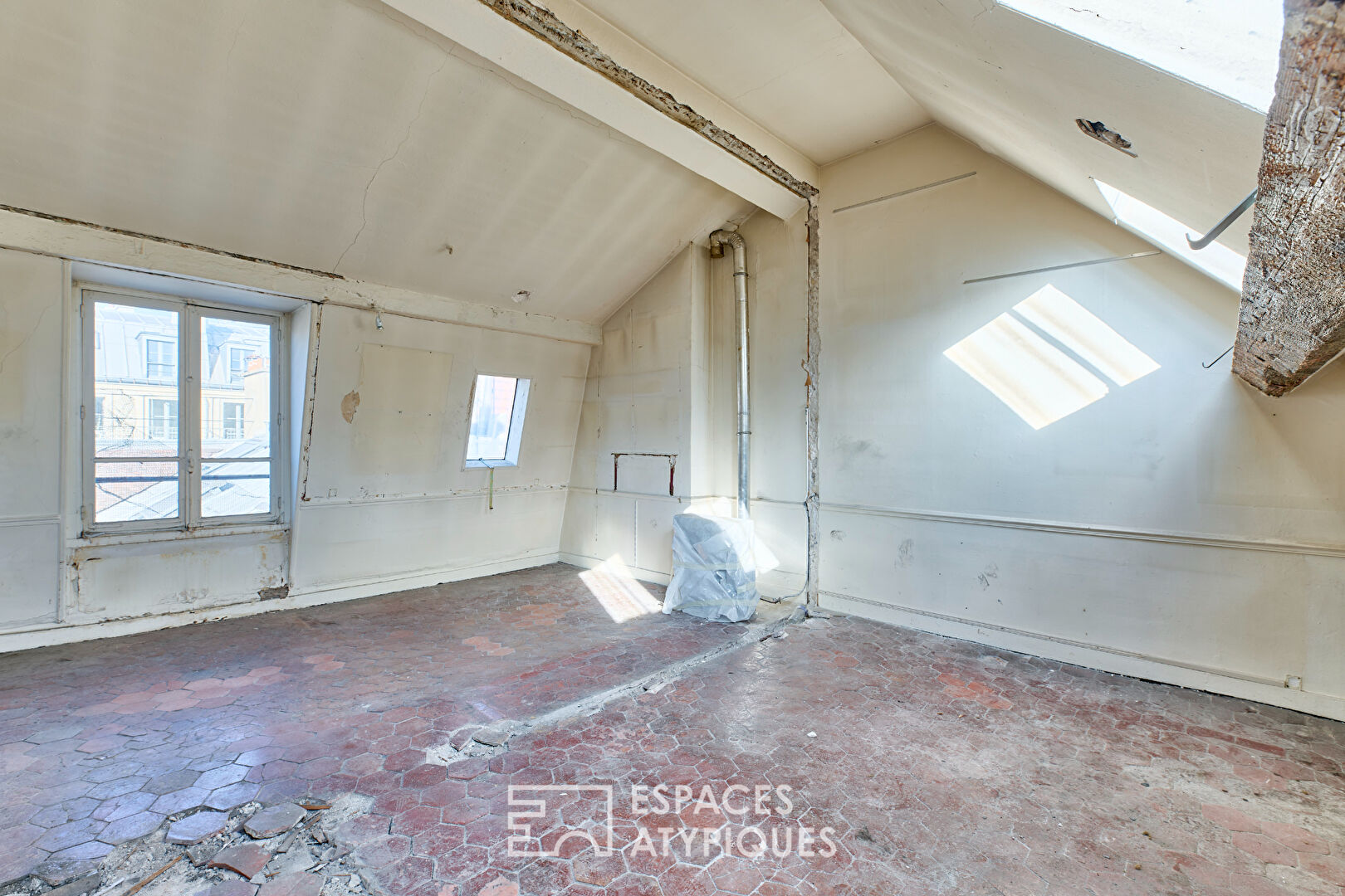 Un appartement d&rsquo;artiste à réinventer, à deux pas de la Place des Vosges et du village Saint-Paul