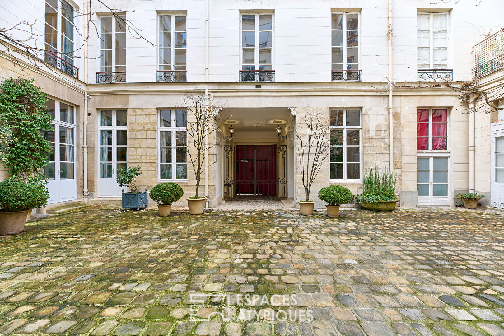 Un appartement d&rsquo;artiste à réinventer, à deux pas de la Place des Vosges et du village Saint-Paul