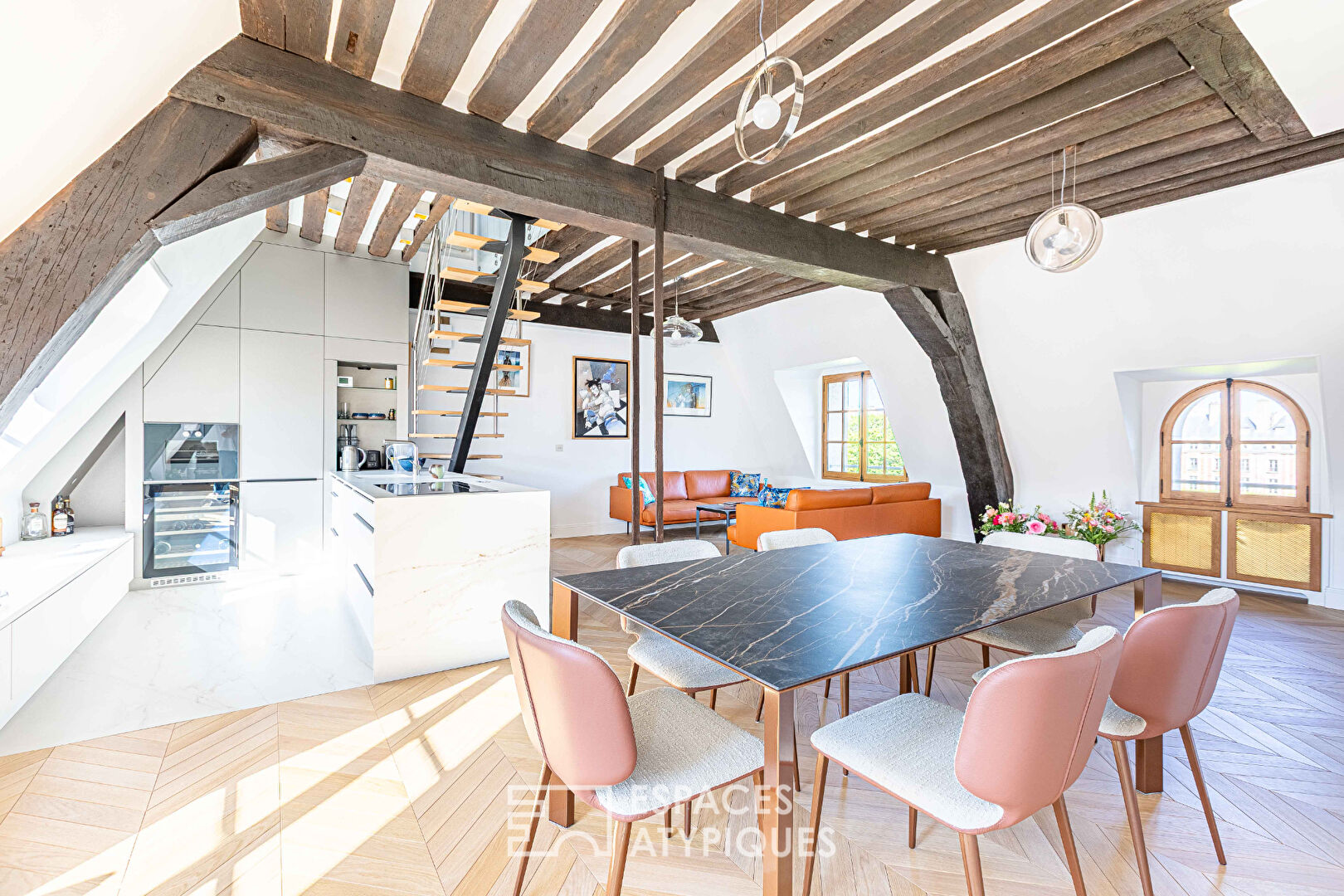 Appartement de caractère au sein de l&rsquo;Hôtel de Chaulnes sur la Place des Vosges