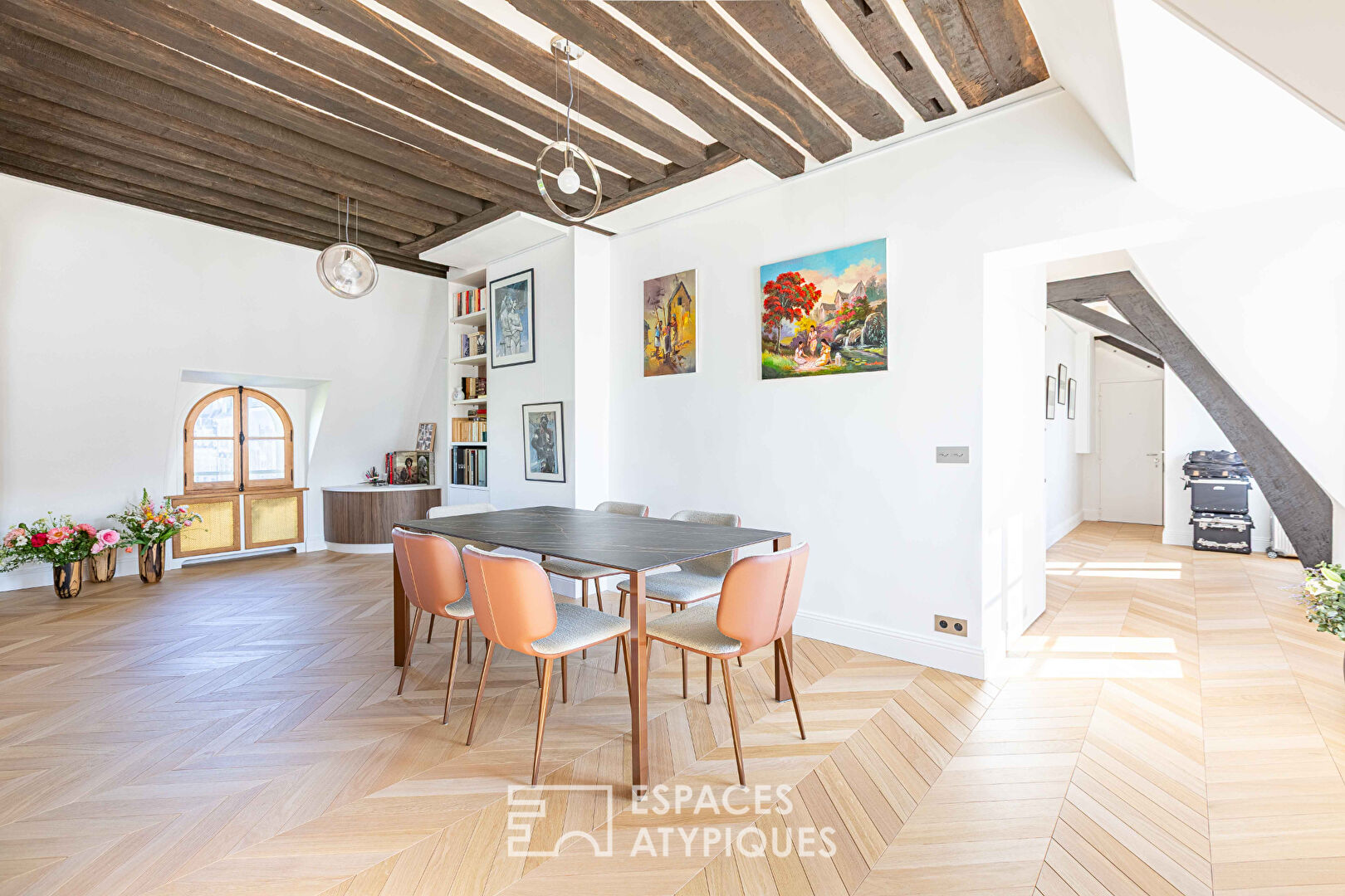 Appartement de caractère au sein de l&rsquo;Hôtel de Chaulnes sur la Place des Vosges