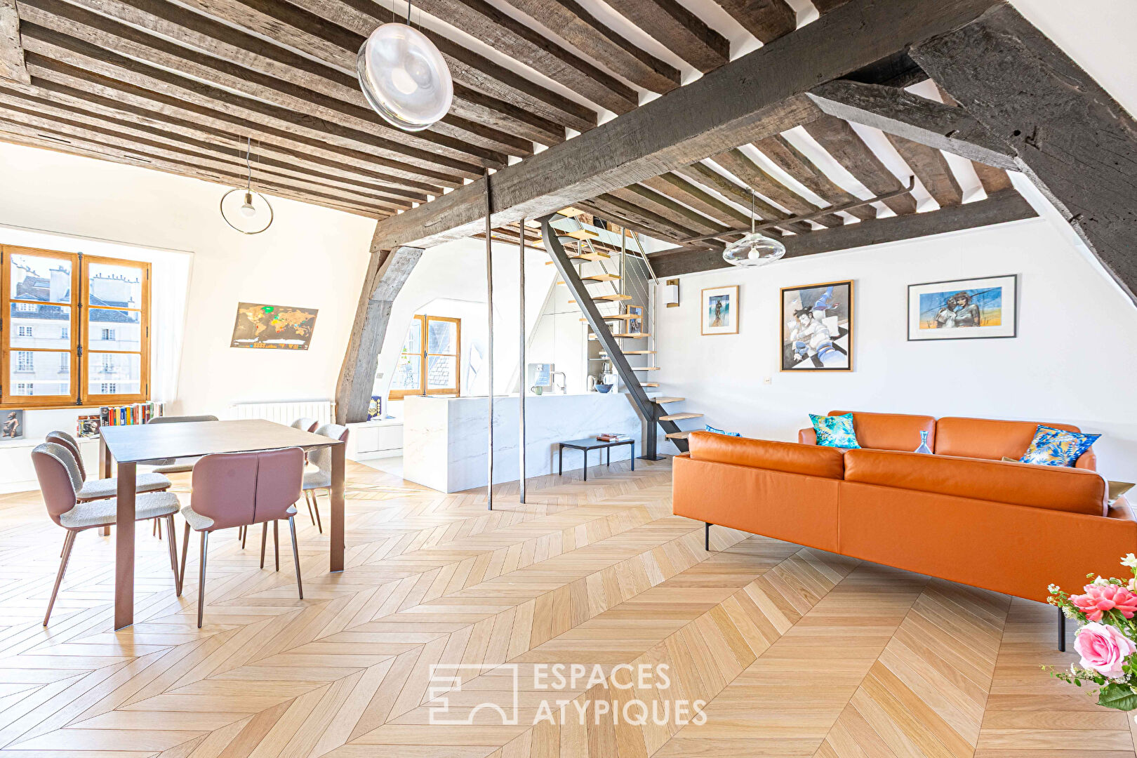 Appartement de caractère au sein de l&rsquo;Hôtel de Chaulnes sur la Place des Vosges