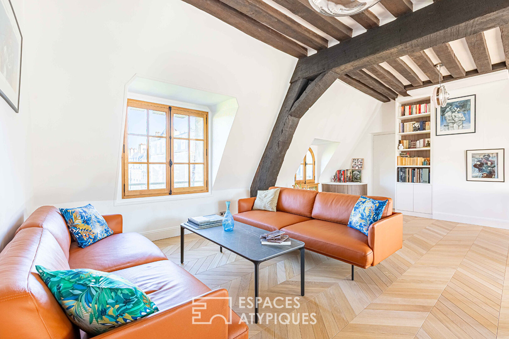 Appartement de caractère au sein de l&rsquo;Hôtel de Chaulnes sur la Place des Vosges