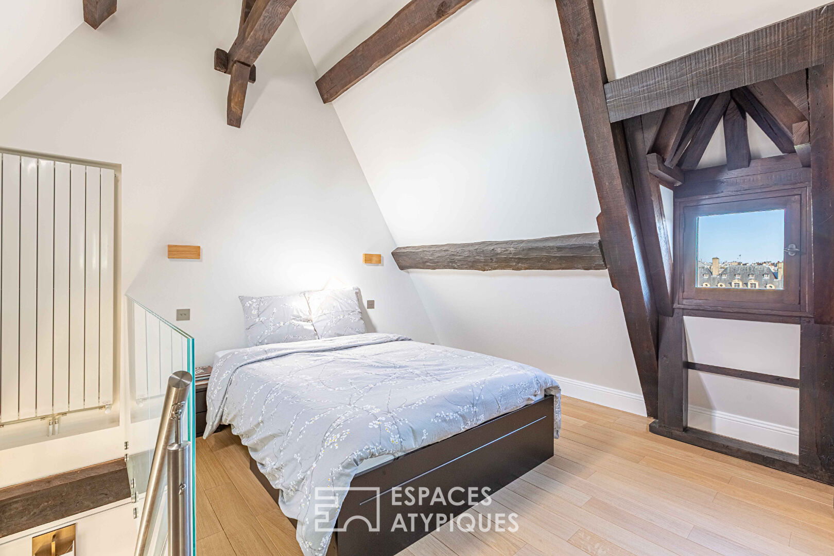 Appartement de caractère au sein de l&rsquo;Hôtel de Chaulnes sur la Place des Vosges