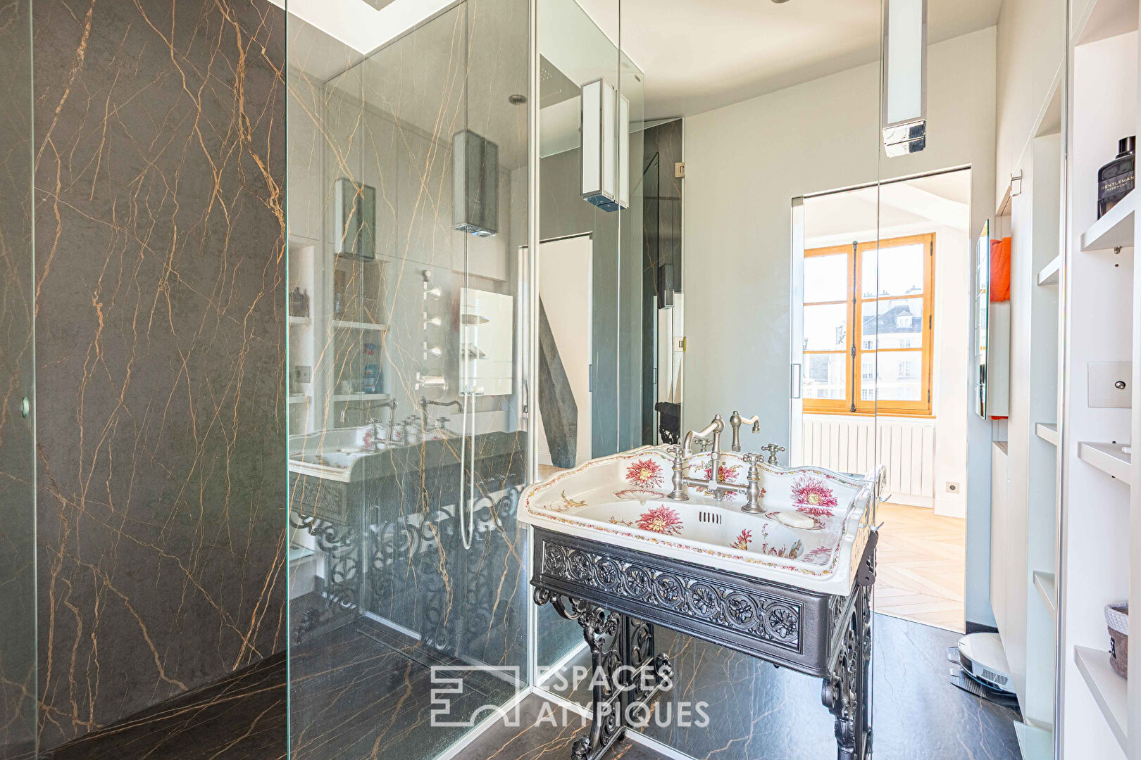 Appartement de caractère au sein de l&rsquo;Hôtel de Chaulnes sur la Place des Vosges