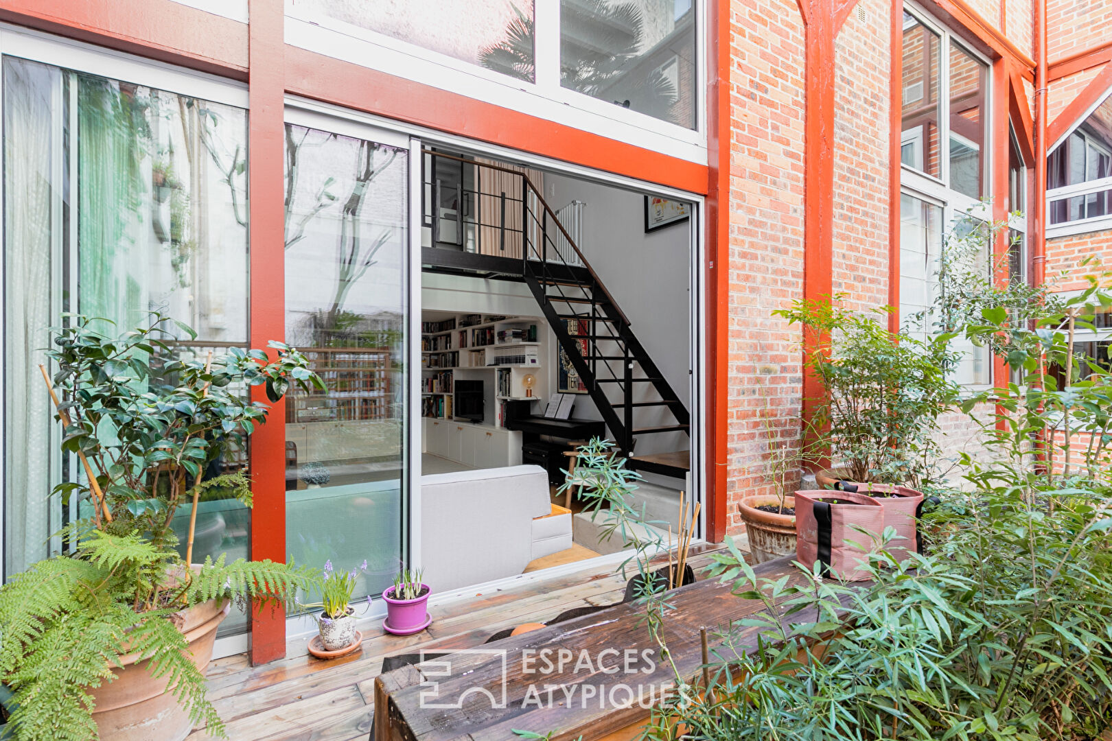Loft au calme sur cour avec terrasse à proximité du Canal St Martin