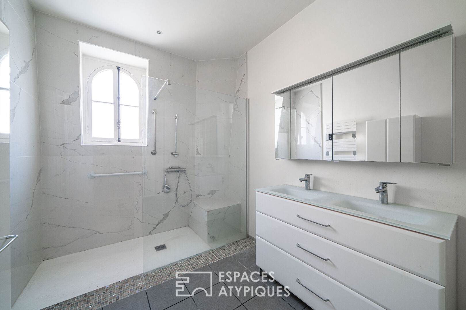 Un duplex à réinventer avec vue sur l’emblématique Place des Vosges