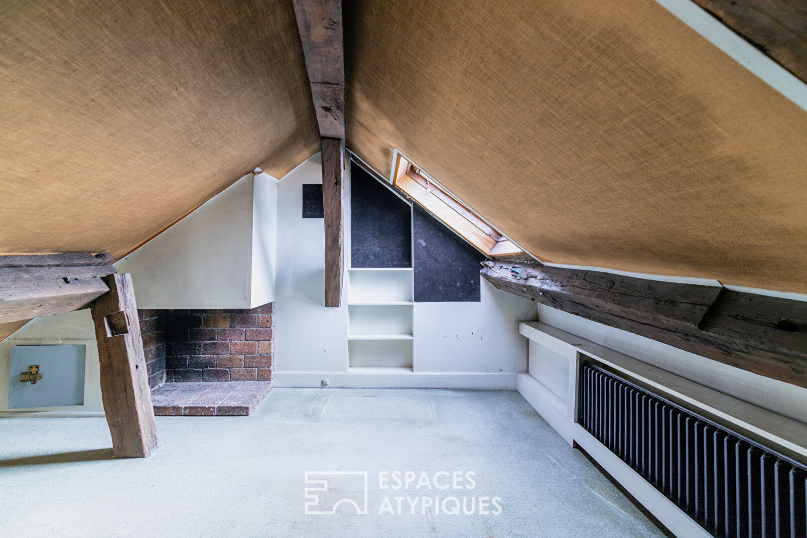 Appartement avec terrasse à réinventer au coeur du marais historique