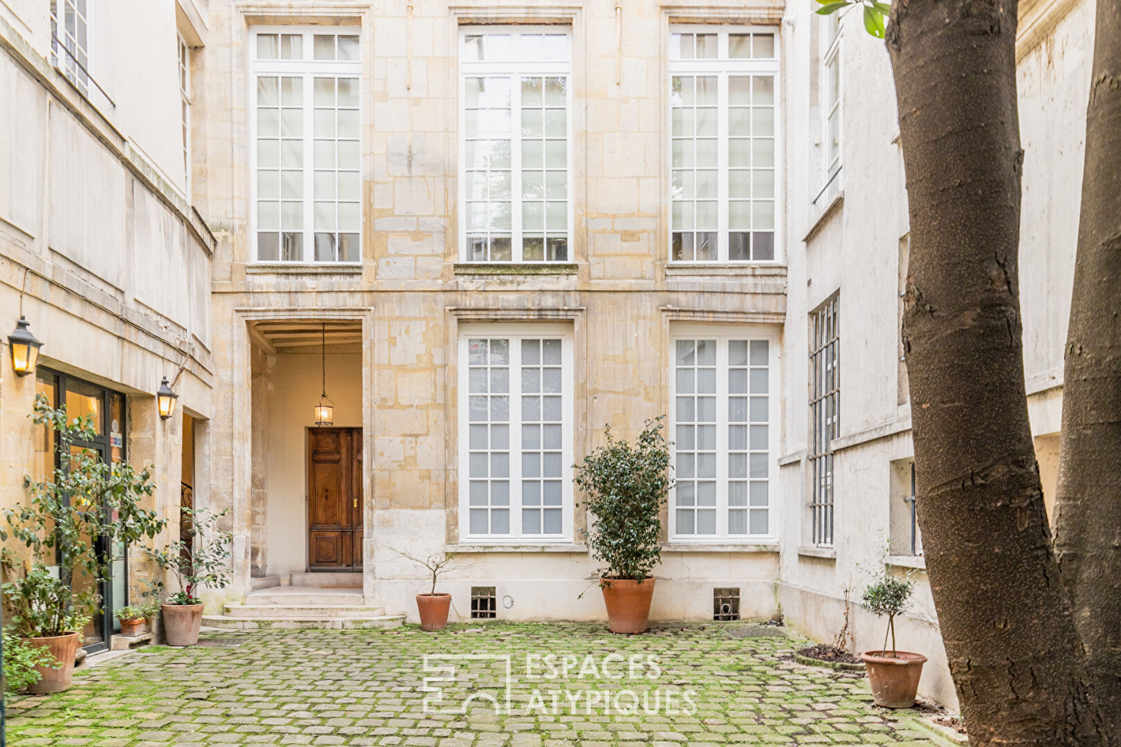 Appartement avec terrasse à réinventer au coeur du marais historique