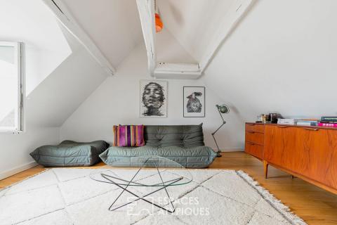 Dernier étage lumineux avec vue sur les toits de Paris