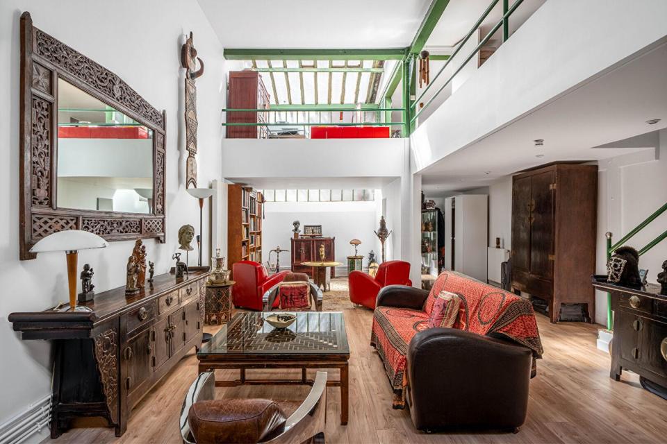 Loft à l'esprit atelier en arrière cour d'un ancien bâtiment industriel