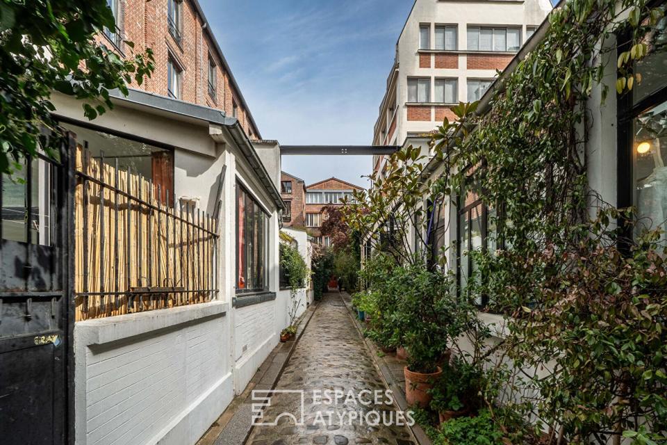 Loft à l'esprit atelier en arrière cour d'un ancien bâtiment industriel