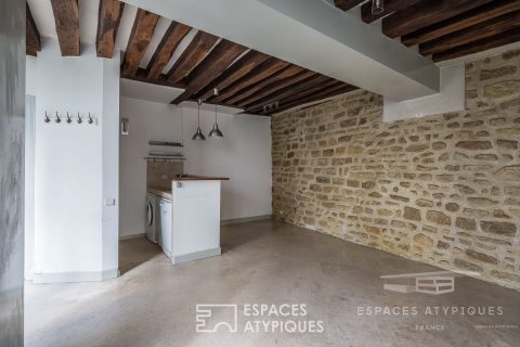 Appartement avec pierres et poutres apparentes dans le Marais