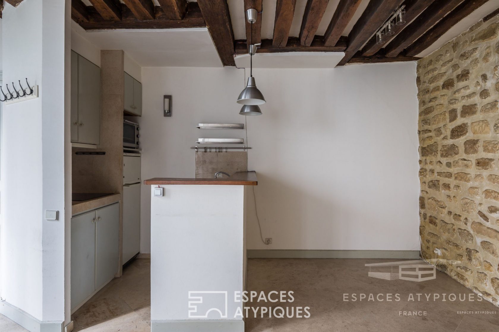 Appartement avec pierres et poutres apparentes dans le Marais