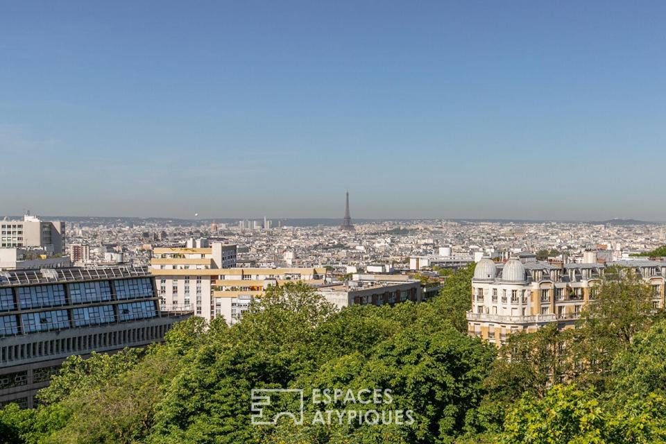 Appartement suspendu sur le parc des Buttes-Chaumont et la skyline parisienne