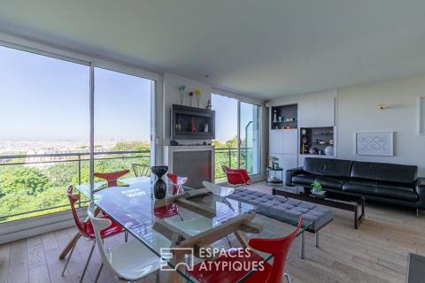 Appartement suspendu sur le parc des Buttes-Chaumont et la skyline parisienne