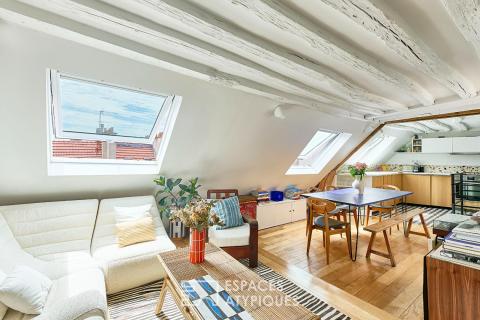 Dernier étage traversant avec vue sur les toits et le Sacré Coeur
