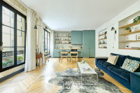 Appartement esprit atelier sur cour pavée au coeur du 10ème.
