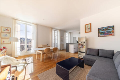 Appartement familial chaleureux avec vue dégagée sur la Mairie du 10ème