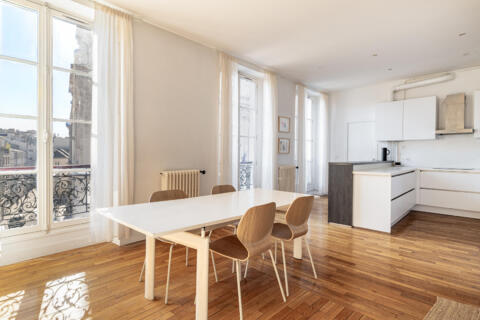 Appartement familial chaleureux avec vue dégagée sur la Mairie du 10ème