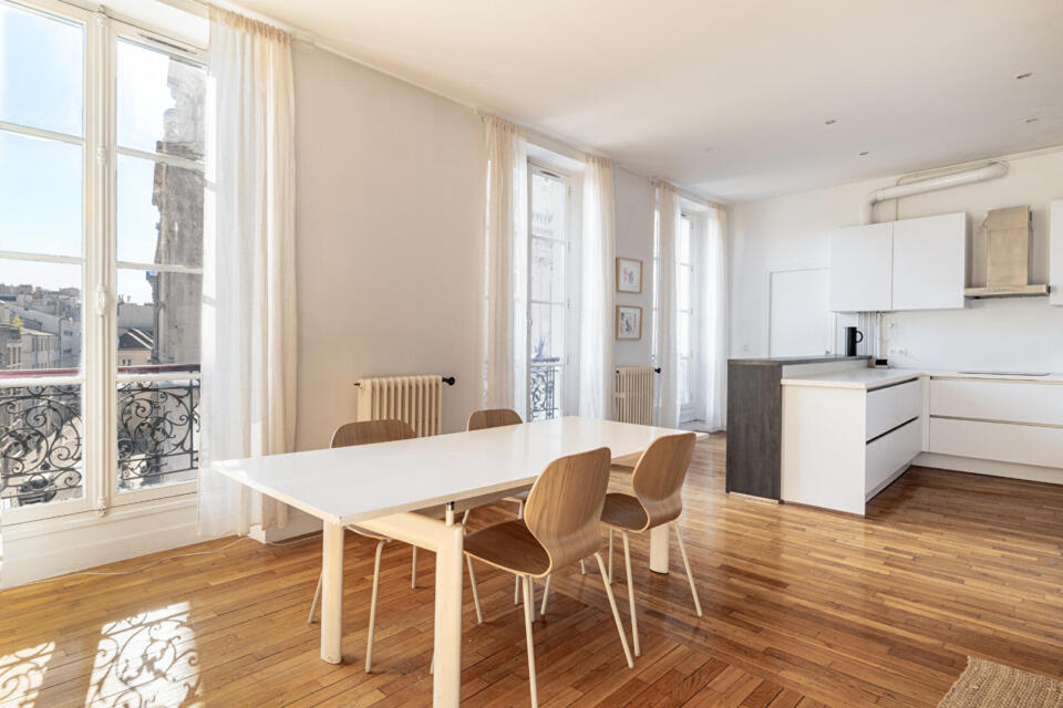 Appartement familial chaleureux avec vue dégagée sur la Mairie du 10ème