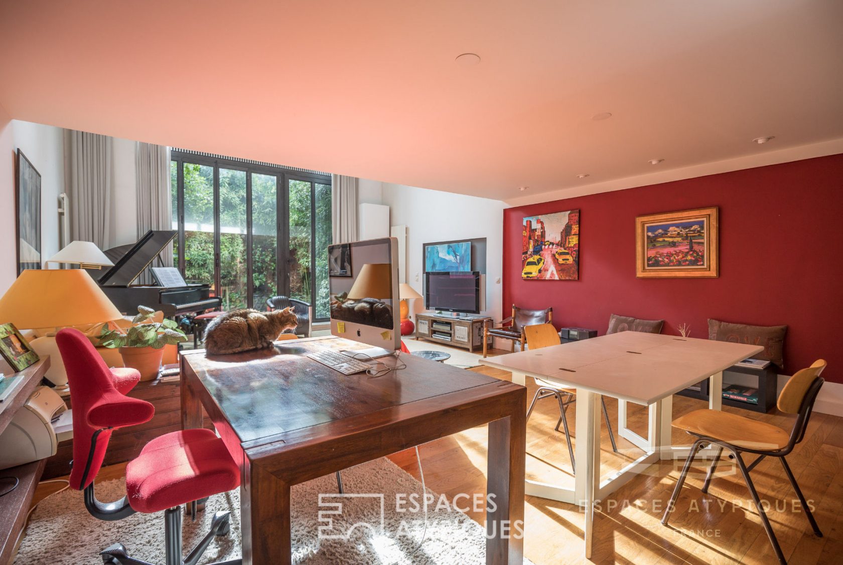Loft avec cour arborée