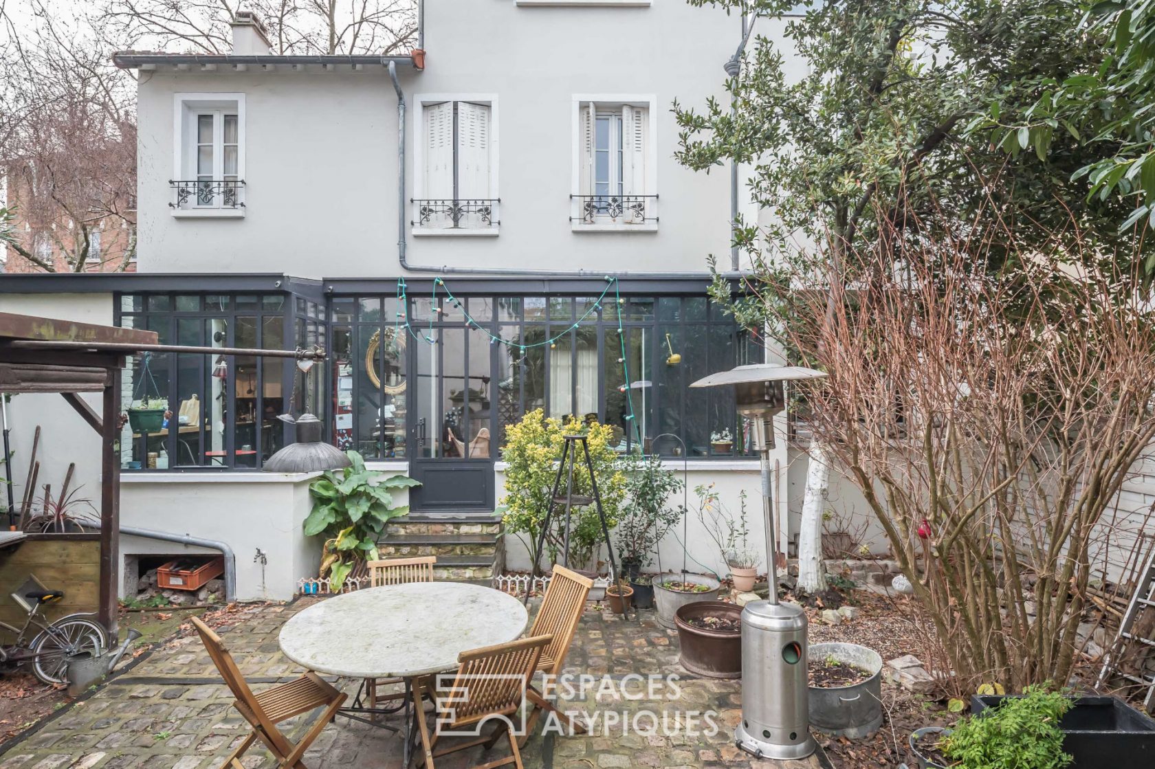 Maison avec verrière et jardin