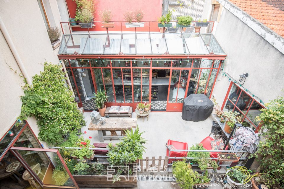 93400 SAINT OUEN SUR SEINE - Petit immeuble bohème chic avec cour - Réf. 2265EP