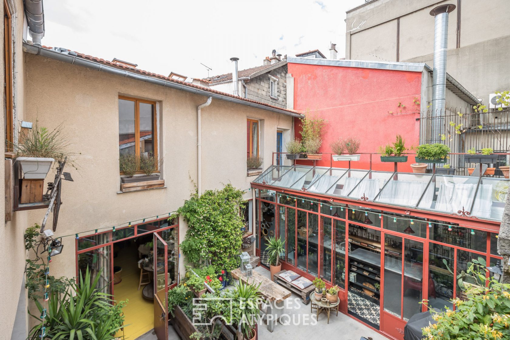 Small bohemian chic building with courtyard