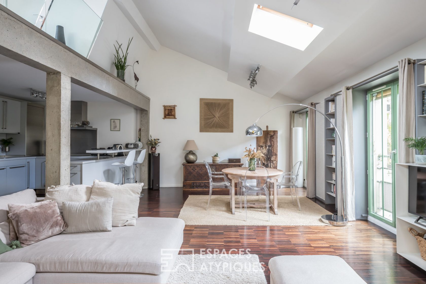 Maison contemporaine avec terrasses dans une ancienne usine