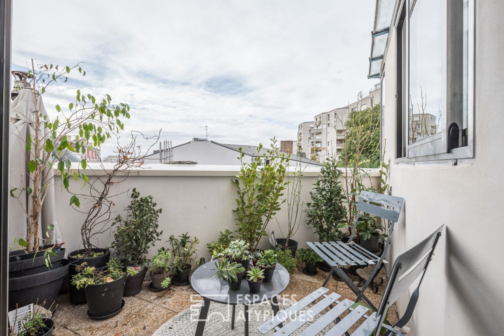 Dernier étage sur cour avec terrasse