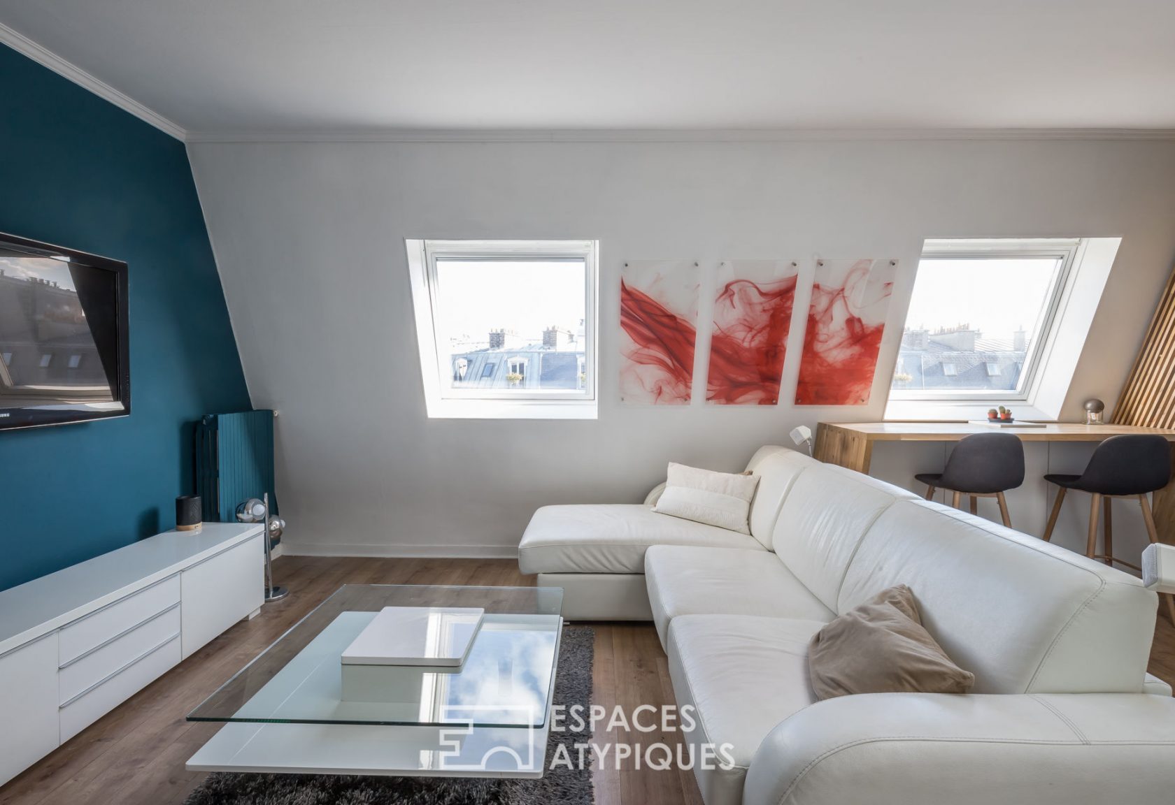 Contemporary top floor with view