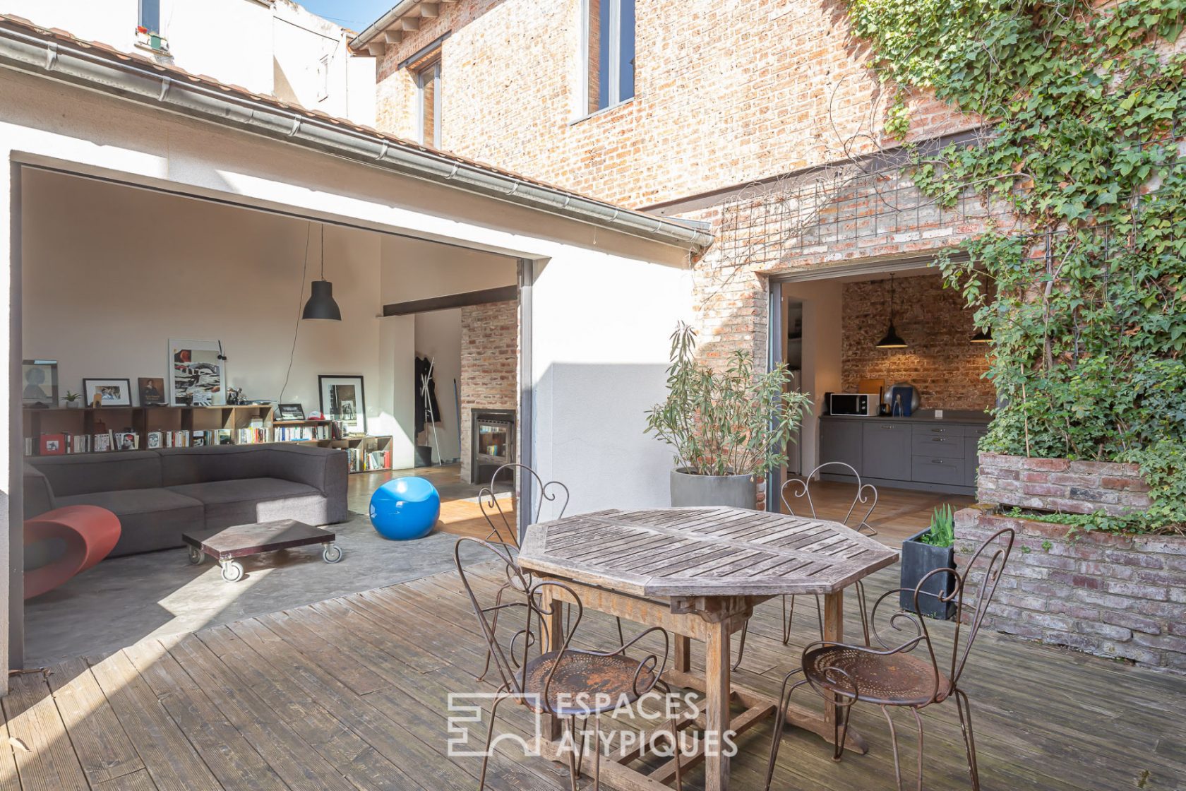 Loft house with terrace and workshop