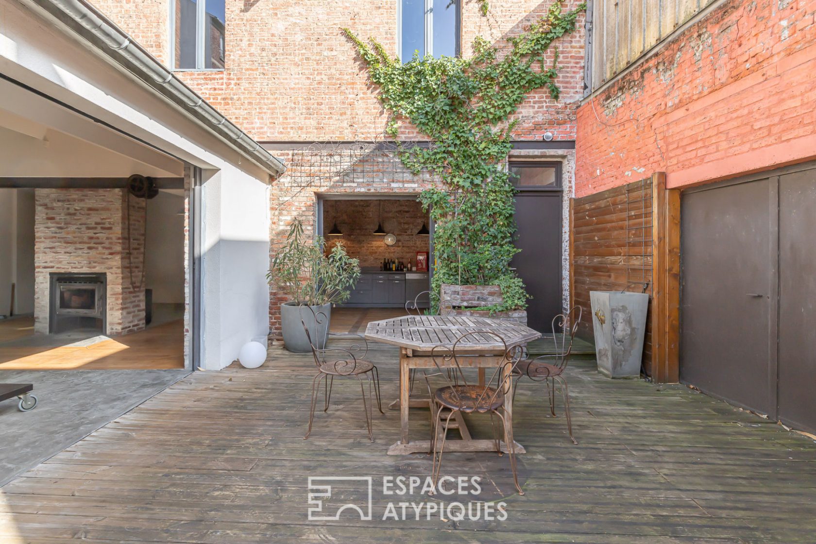 Loft house with terrace and workshop