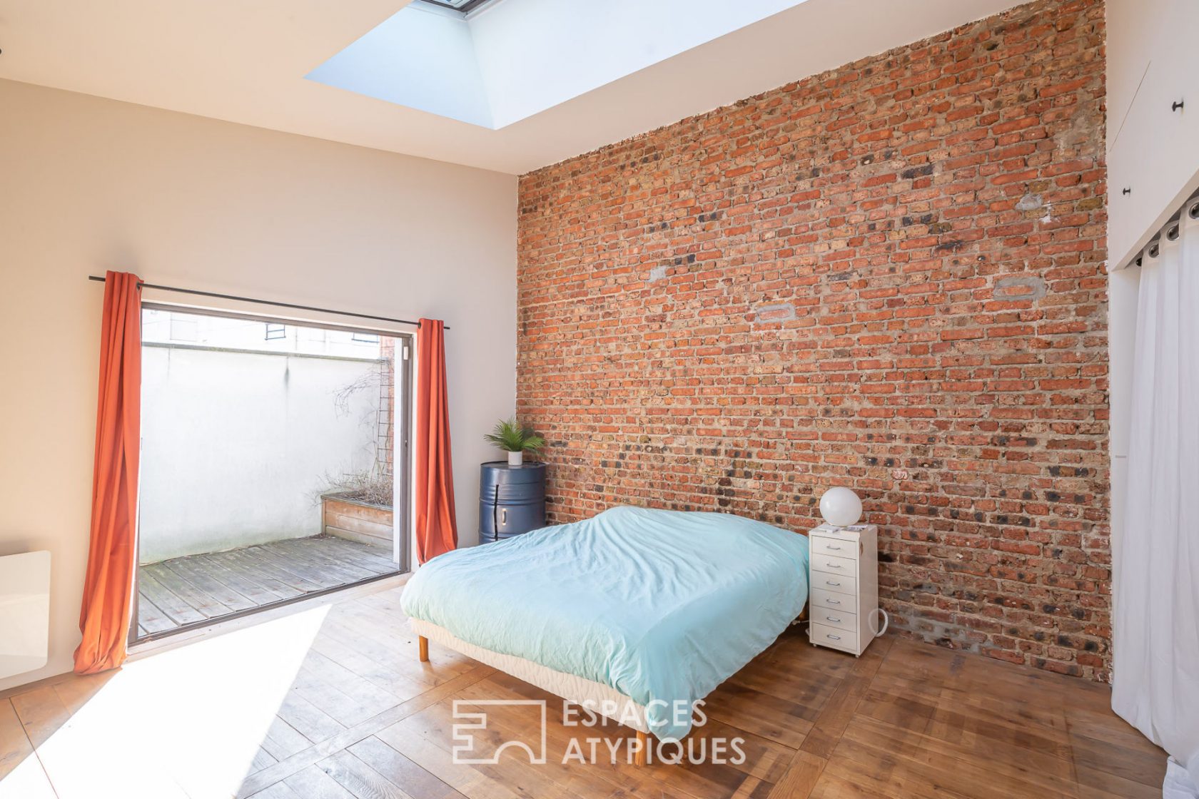 Loft house with terrace and workshop