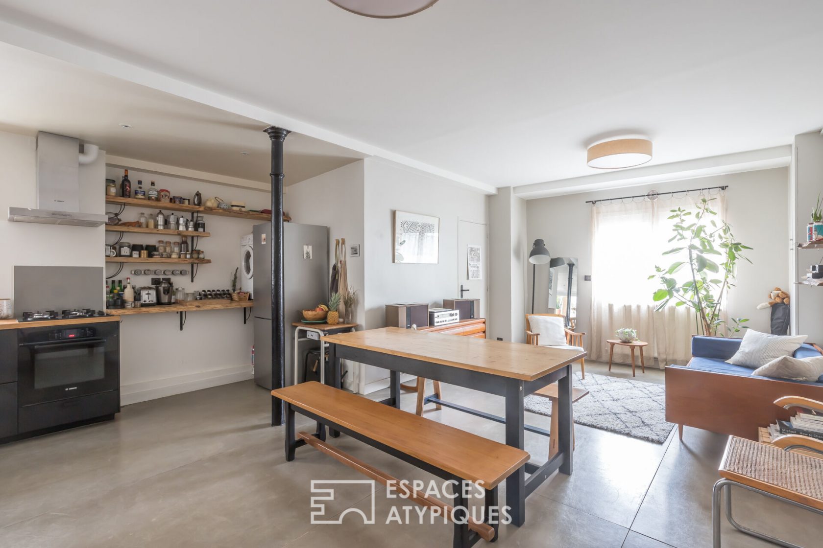 Loft with cinema room in a former charcoal café