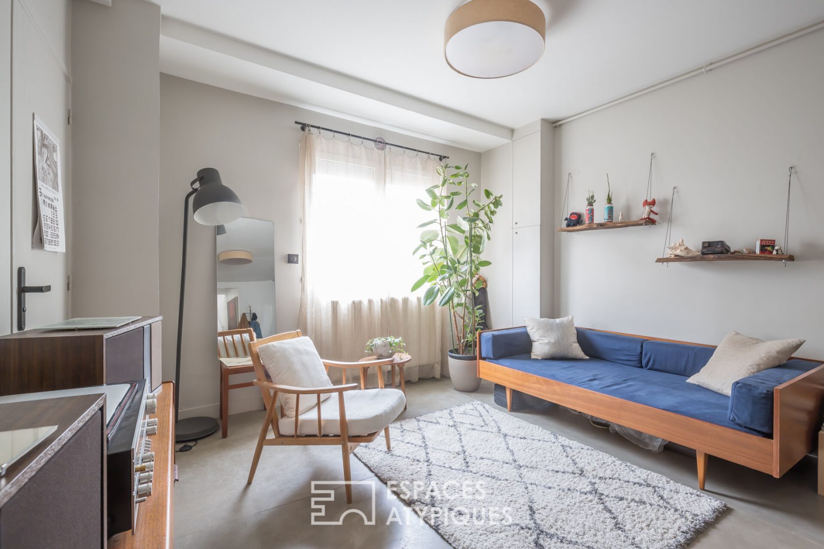 Loft with cinema room in a former charcoal café