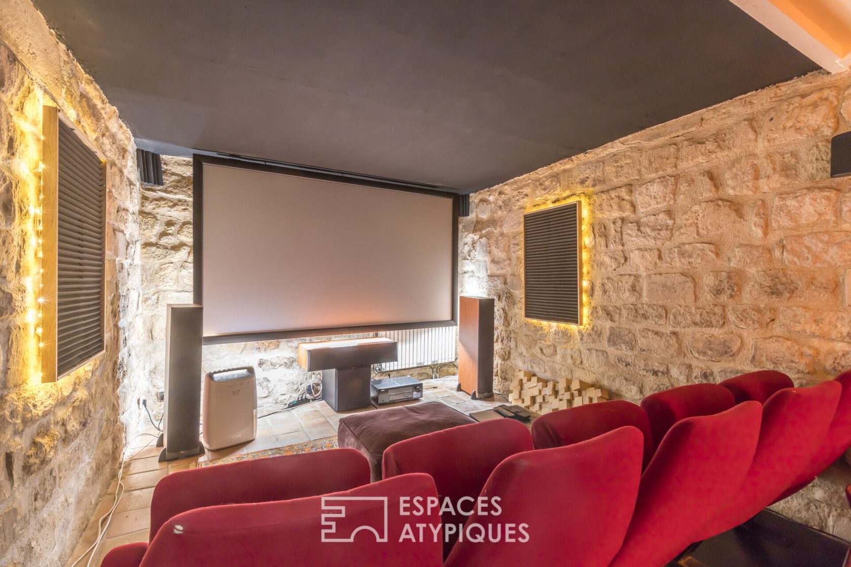 Loft with cinema room in a former charcoal café