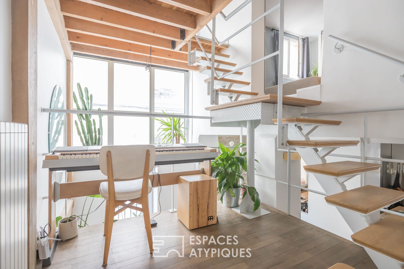 Loft with cinema room in a former charcoal café